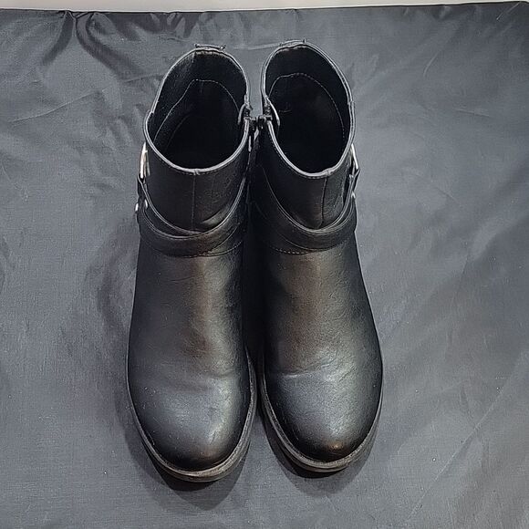 G BY GUESS ROUND TOE ZIP CLOSURE ANKLE BOOT - Picture 3 of 16